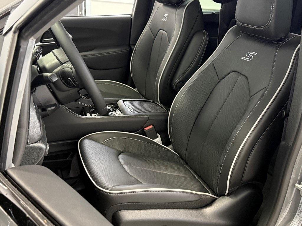 new 2025 Chrysler Pacifica car, priced at $52,507
