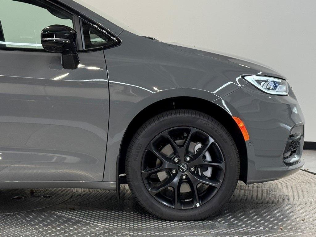 new 2025 Chrysler Pacifica car, priced at $52,507