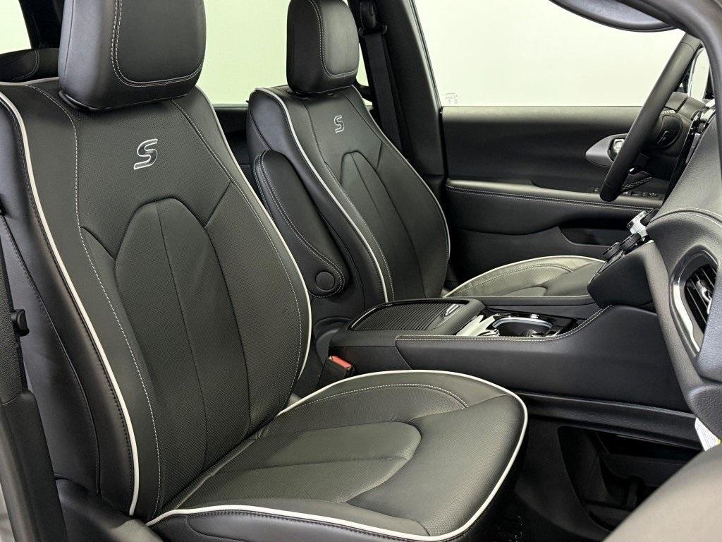 new 2025 Chrysler Pacifica car, priced at $52,507