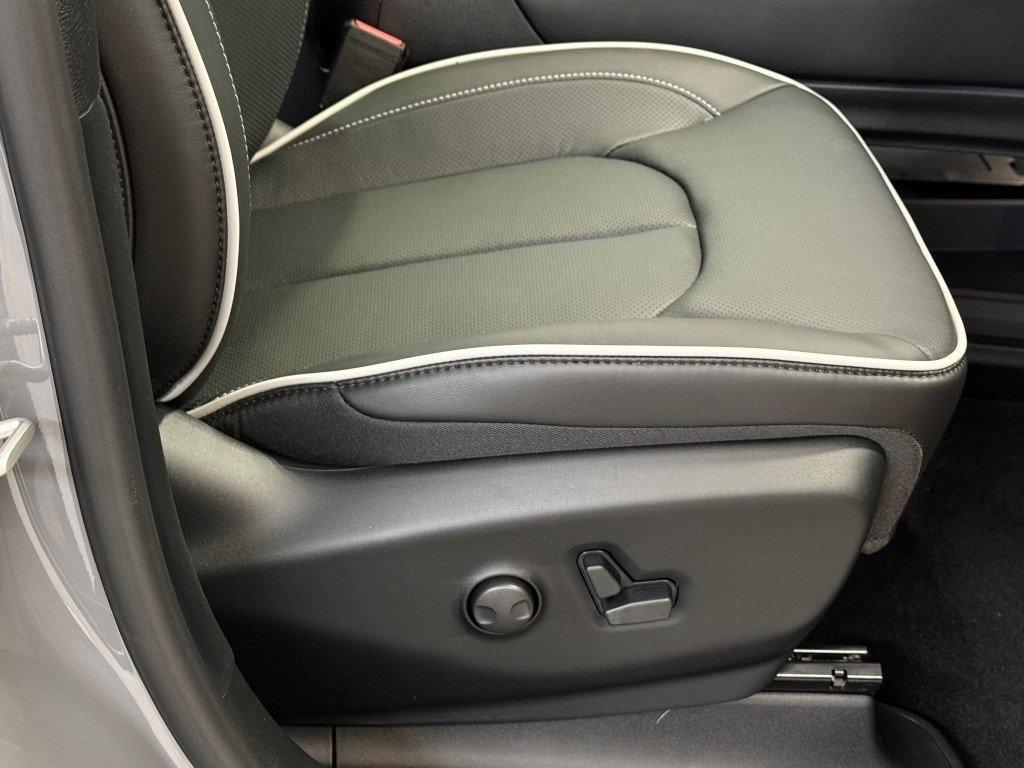 new 2025 Chrysler Pacifica car, priced at $52,507
