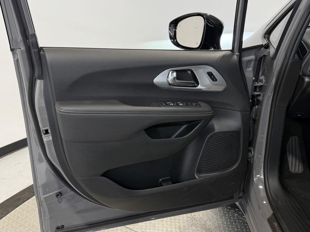 new 2025 Chrysler Pacifica car, priced at $52,507