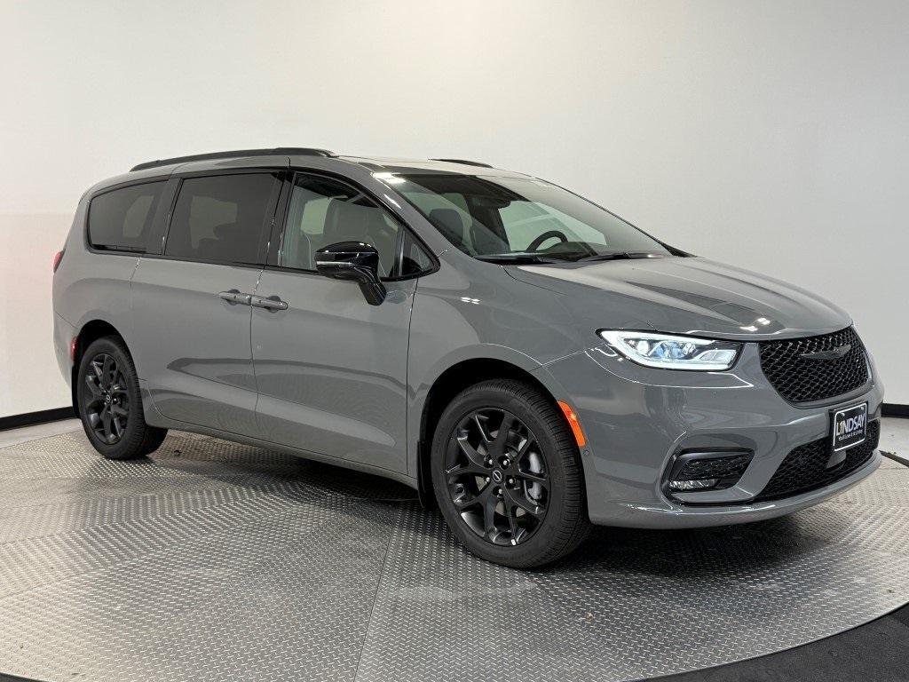 new 2025 Chrysler Pacifica car, priced at $52,507