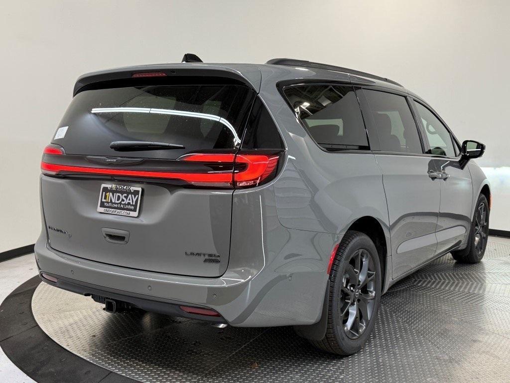 new 2025 Chrysler Pacifica car, priced at $52,507