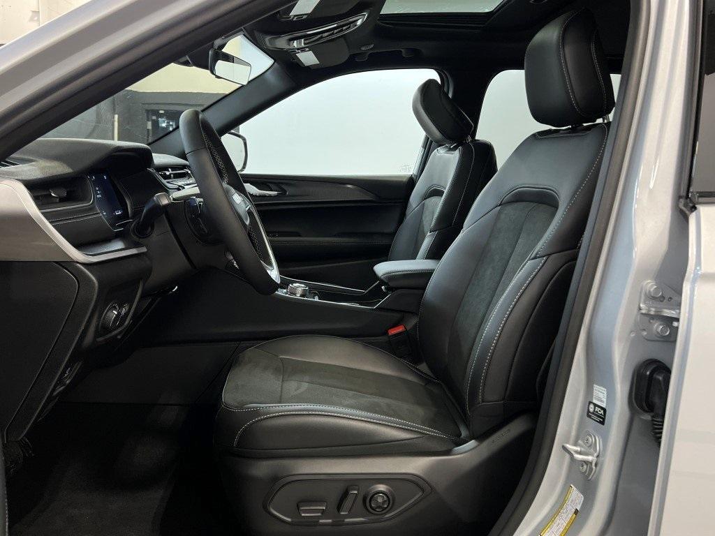new 2025 Jeep Grand Cherokee car, priced at $41,398