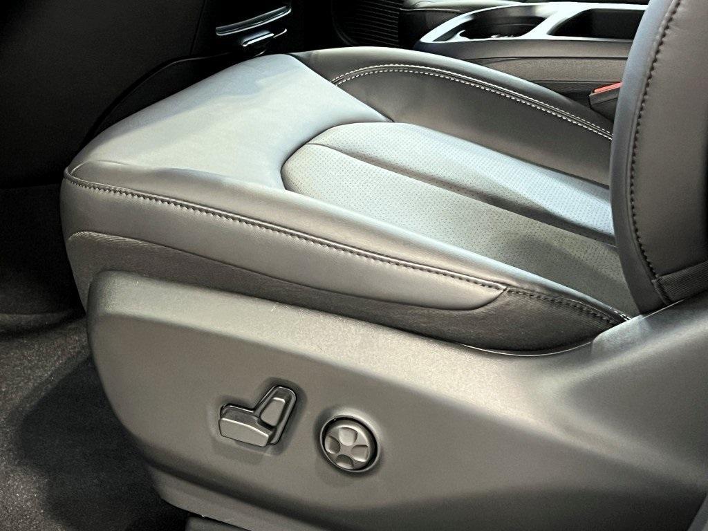 new 2025 Chrysler Pacifica car, priced at $38,327