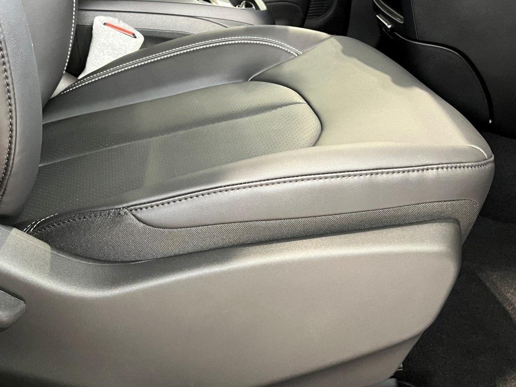 new 2025 Chrysler Pacifica car, priced at $38,327