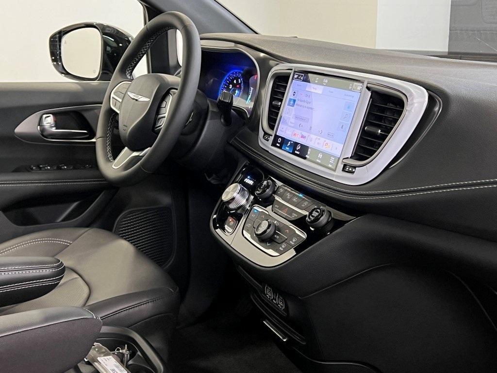 new 2025 Chrysler Pacifica car, priced at $38,327