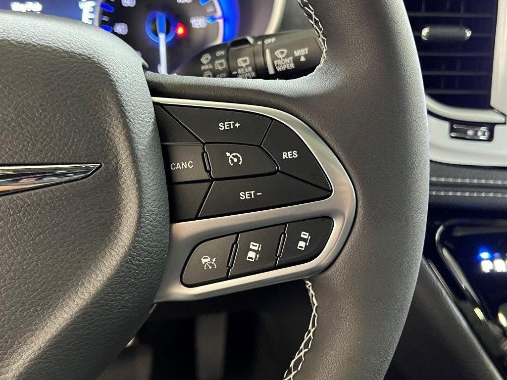 new 2025 Chrysler Pacifica car, priced at $38,327