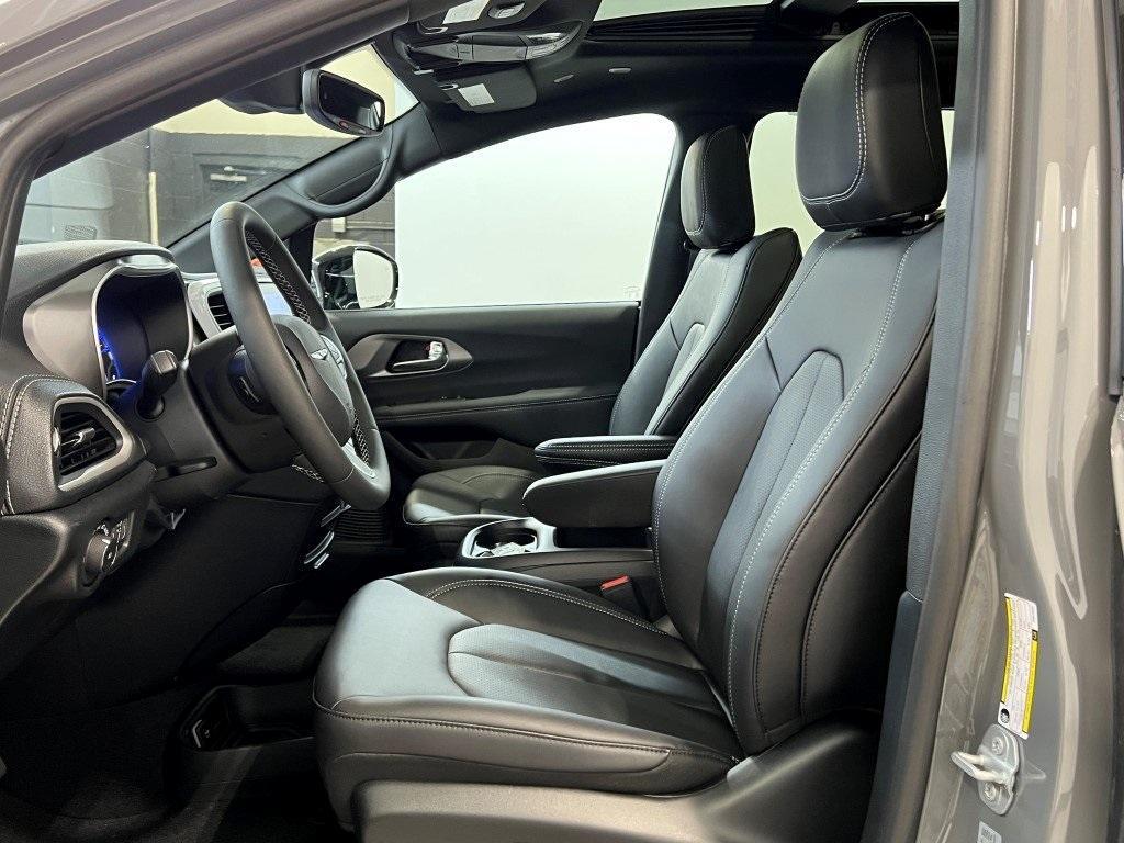 new 2025 Chrysler Pacifica car, priced at $38,327