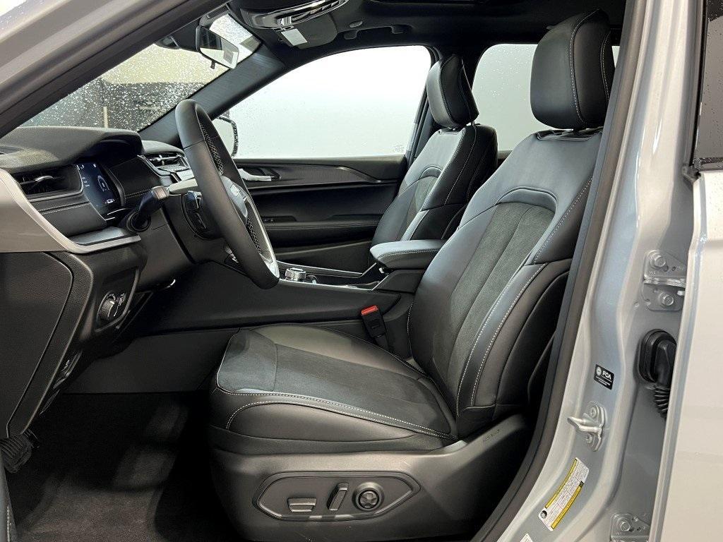 new 2025 Jeep Grand Cherokee car, priced at $40,898