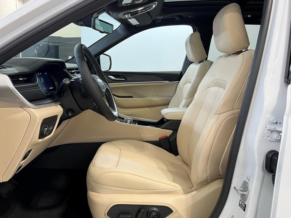 new 2025 Jeep Grand Cherokee car, priced at $45,541
