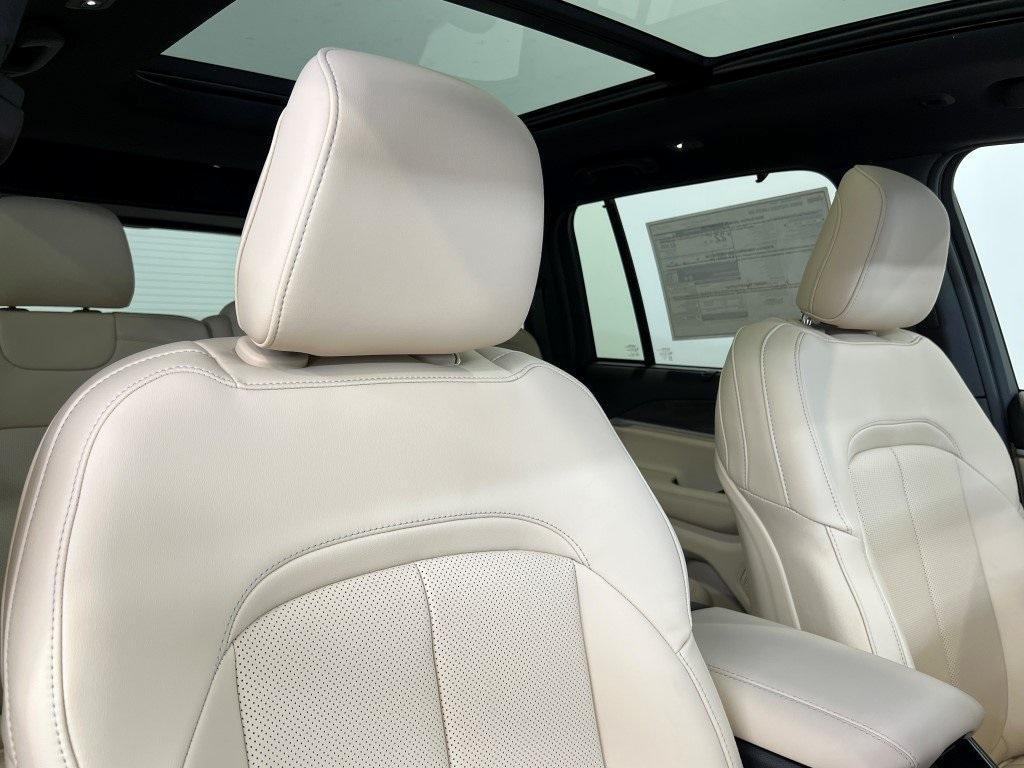 new 2025 Jeep Grand Cherokee car, priced at $45,541