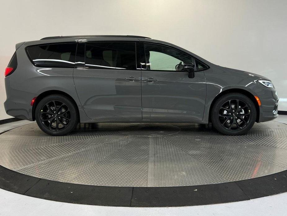 new 2025 Chrysler Pacifica car, priced at $46,664