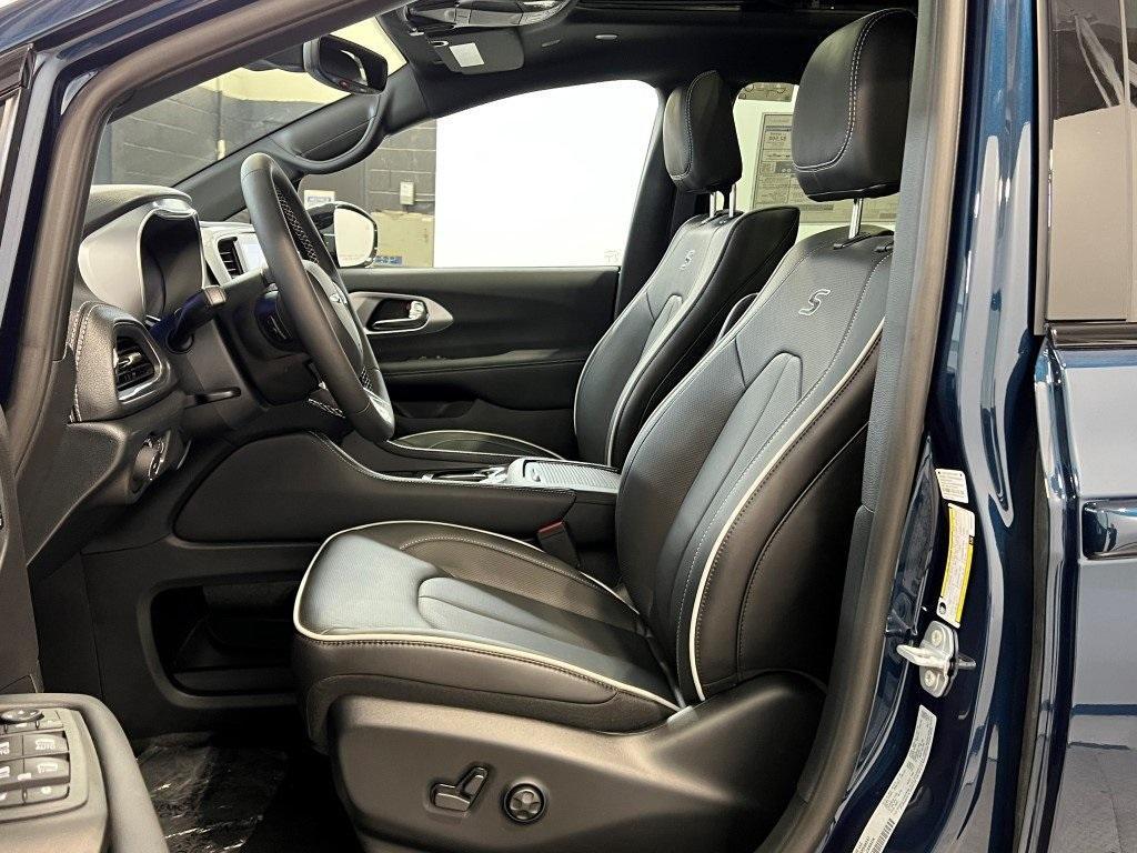 new 2025 Chrysler Pacifica car, priced at $50,918