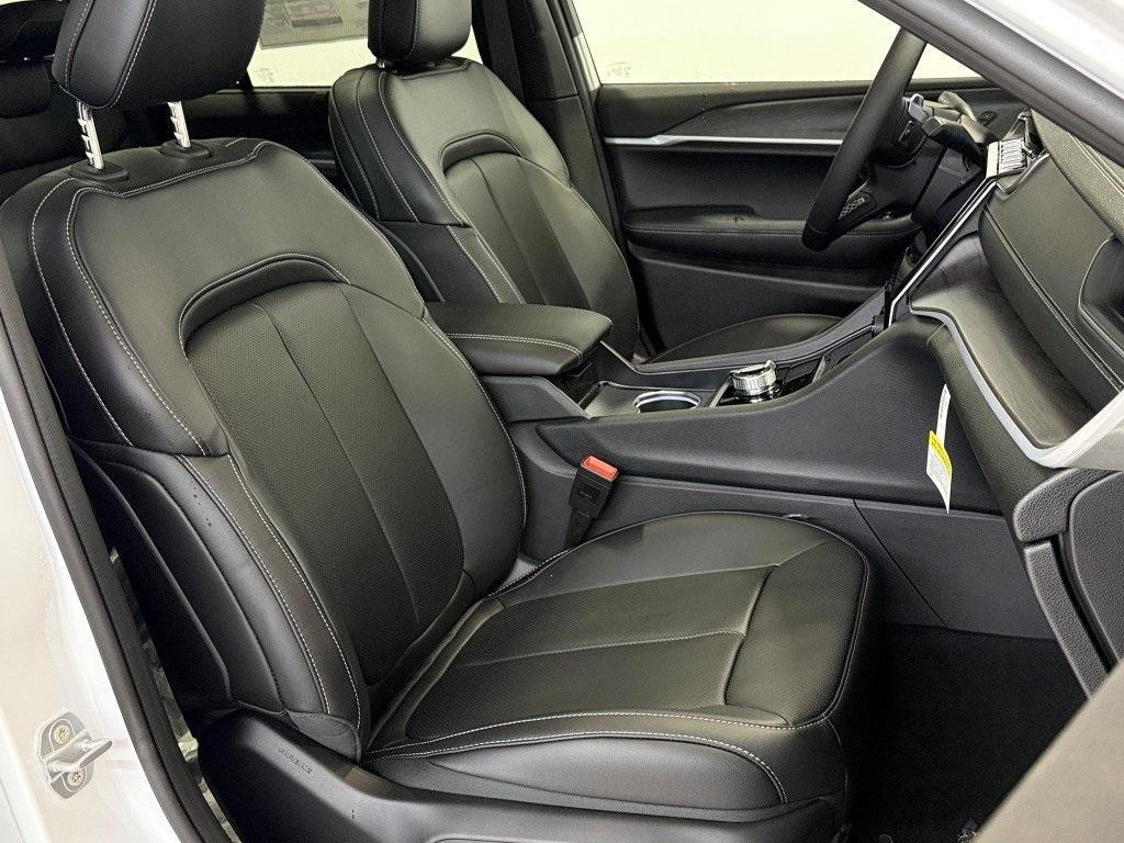 new 2025 Jeep Grand Cherokee car, priced at $48,390