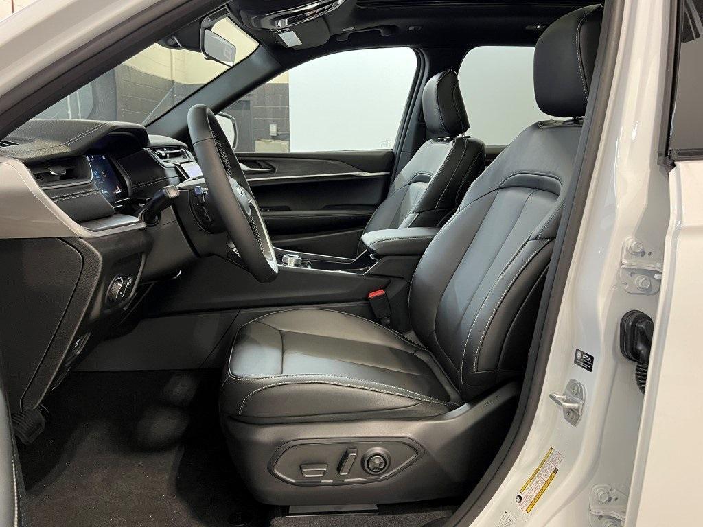 new 2025 Jeep Grand Cherokee car