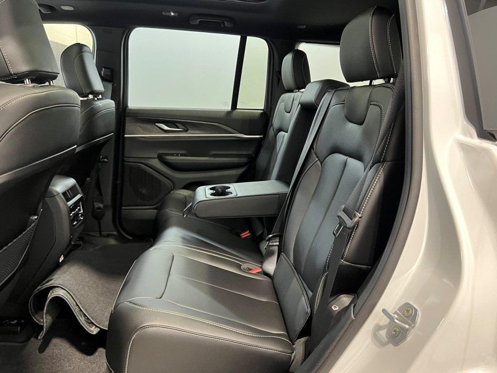 new 2025 Jeep Grand Cherokee car