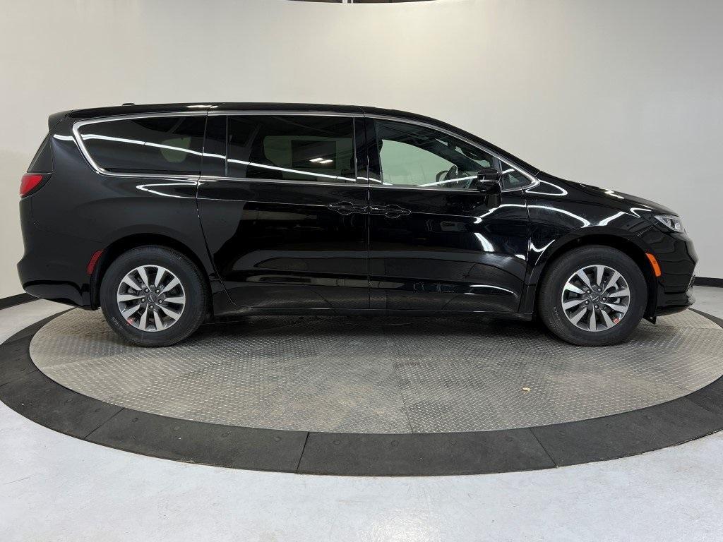 new 2025 Chrysler Pacifica Hybrid car, priced at $48,667