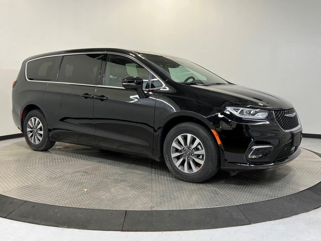 new 2025 Chrysler Pacifica Hybrid car, priced at $48,667