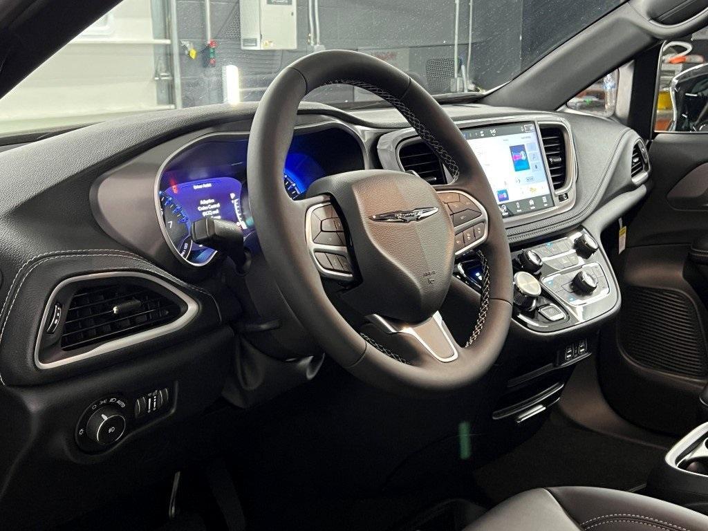 new 2025 Chrysler Pacifica car, priced at $36,631