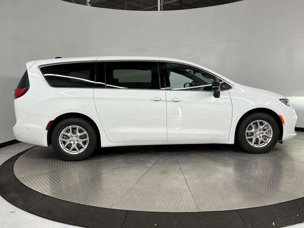 new 2025 Chrysler Pacifica car, priced at $36,631