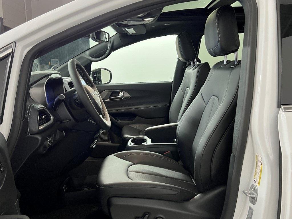 new 2025 Chrysler Pacifica car, priced at $36,631