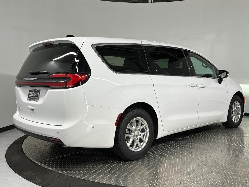 new 2025 Chrysler Pacifica car, priced at $36,631
