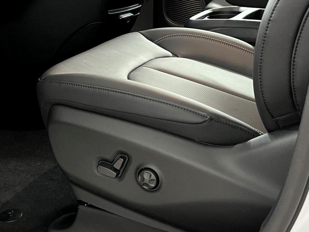 new 2025 Chrysler Pacifica car, priced at $36,631