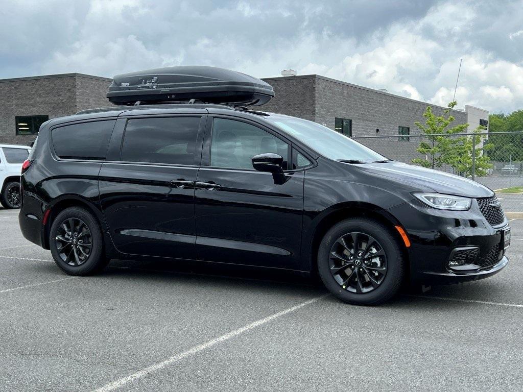 new 2025 Chrysler Pacifica car, priced at $42,921