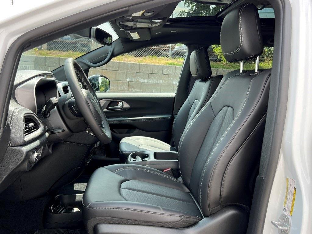 new 2025 Chrysler Pacifica car, priced at $43,864