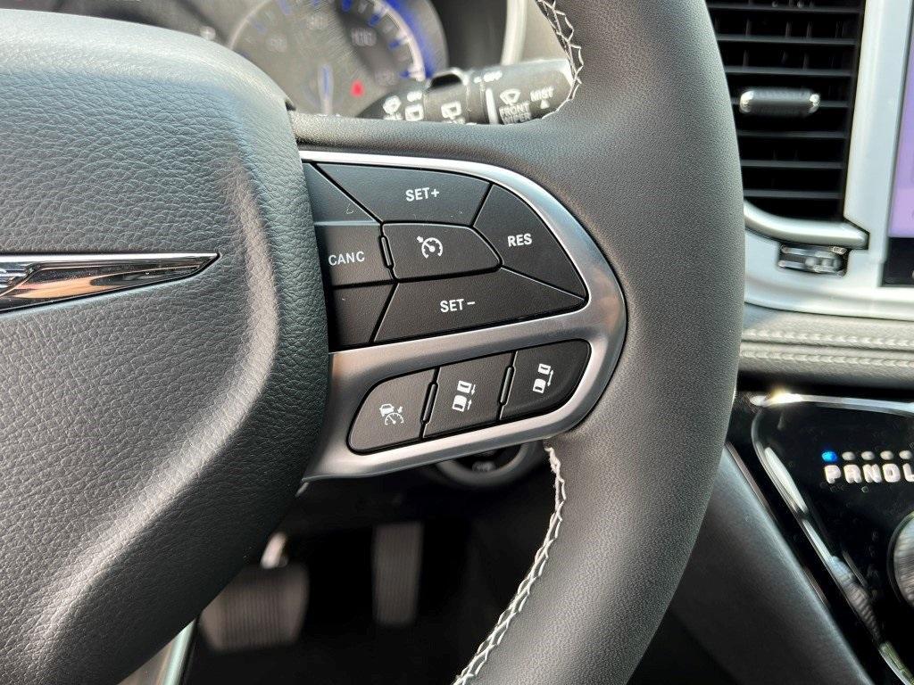 new 2025 Chrysler Pacifica car, priced at $43,864