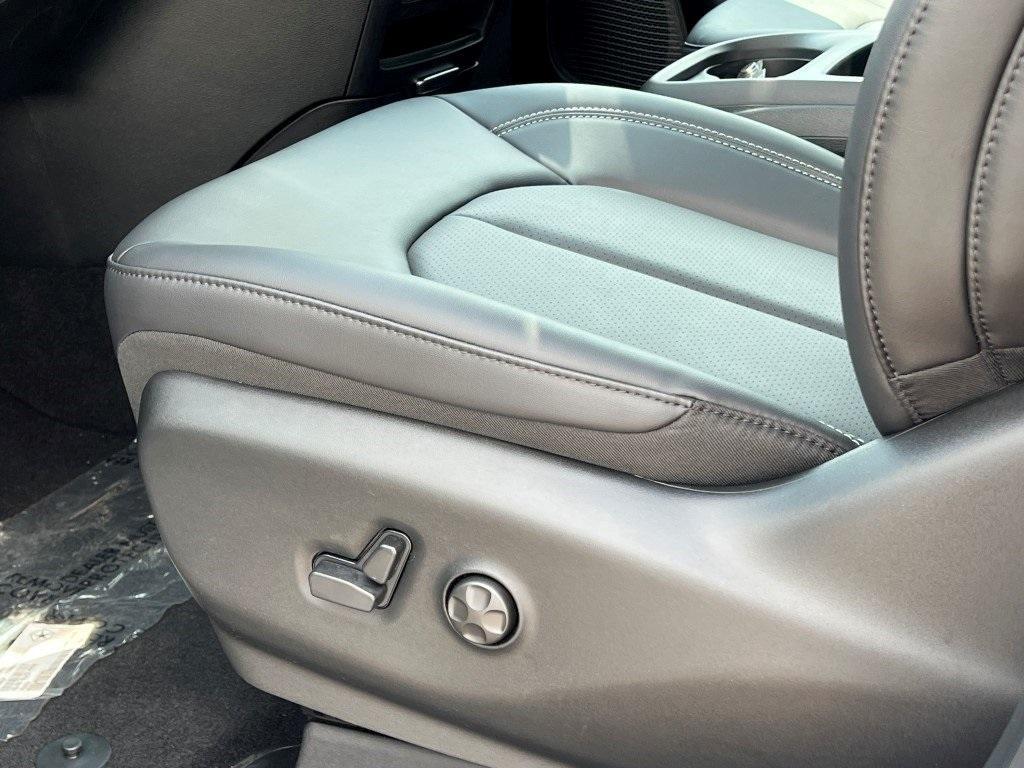 new 2025 Chrysler Pacifica car, priced at $43,864