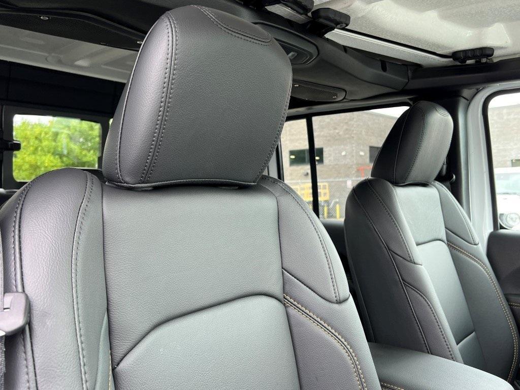 new 2025 Jeep Gladiator car, priced at $44,036