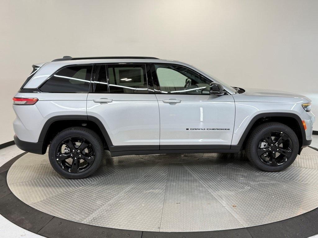 new 2025 Jeep Grand Cherokee car, priced at $47,676