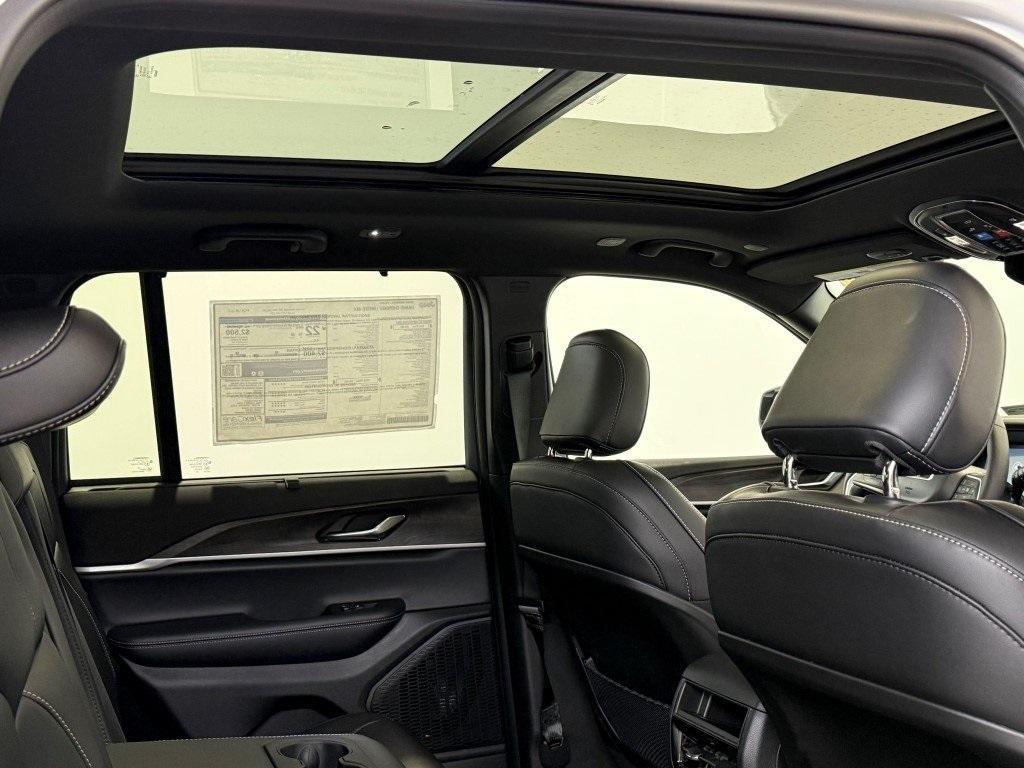 new 2025 Jeep Grand Cherokee car, priced at $47,676