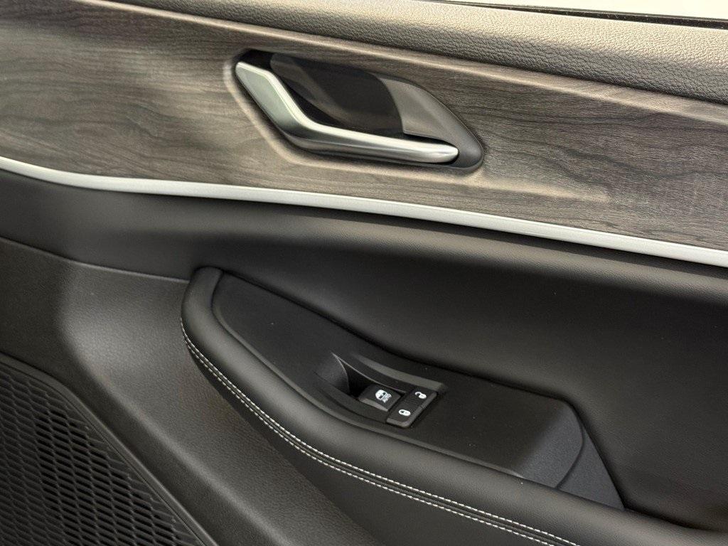 new 2025 Jeep Grand Cherokee car, priced at $47,676