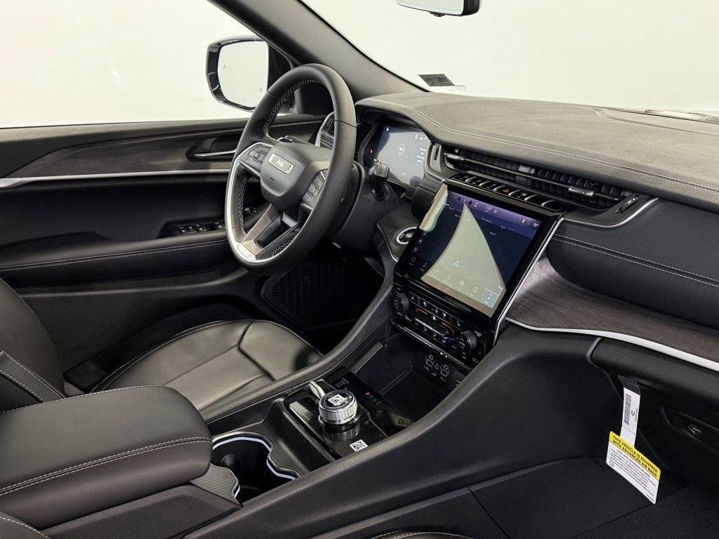 new 2025 Jeep Grand Cherokee car, priced at $47,676
