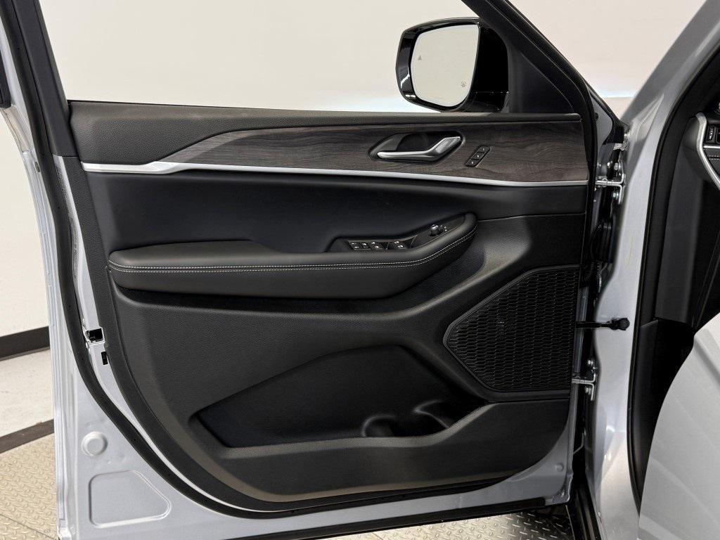 new 2025 Jeep Grand Cherokee car, priced at $47,676