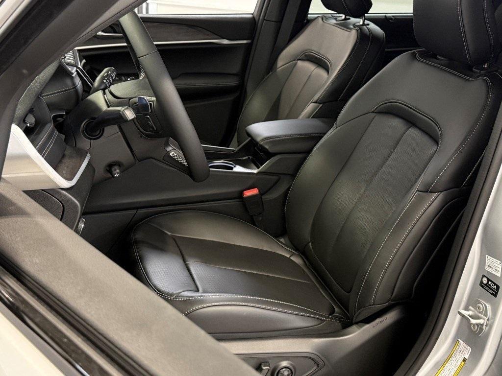 new 2025 Jeep Grand Cherokee car, priced at $47,676