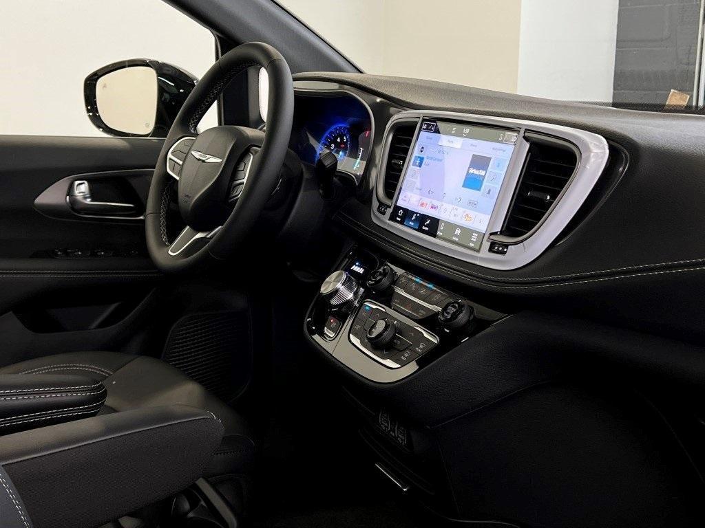 new 2025 Chrysler Pacifica car, priced at $42,577