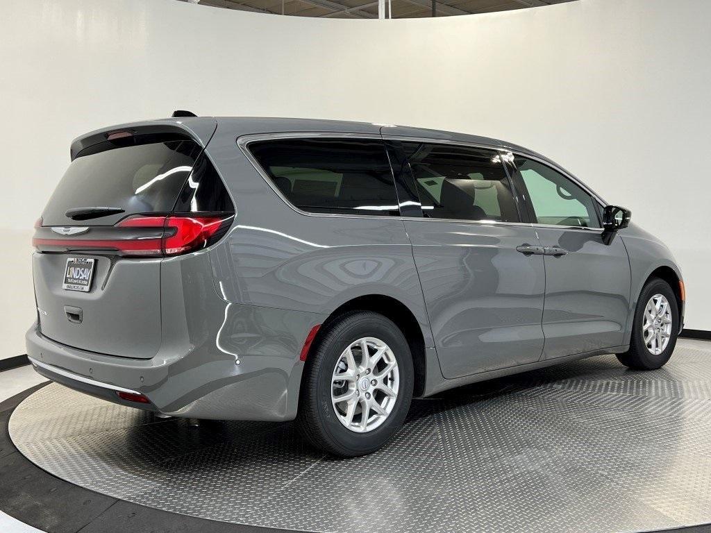 new 2025 Chrysler Pacifica car, priced at $42,577