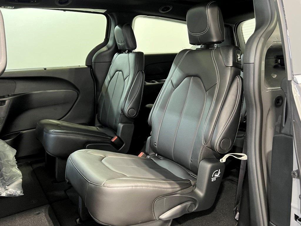 new 2025 Chrysler Pacifica car, priced at $42,577