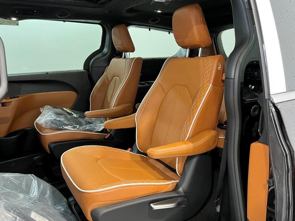 new 2025 Chrysler Pacifica Hybrid car, priced at $54,945