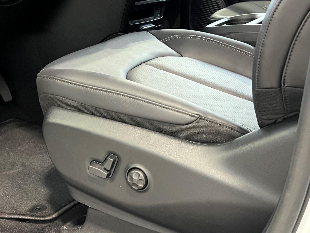 new 2025 Chrysler Pacifica Hybrid car, priced at $48,667