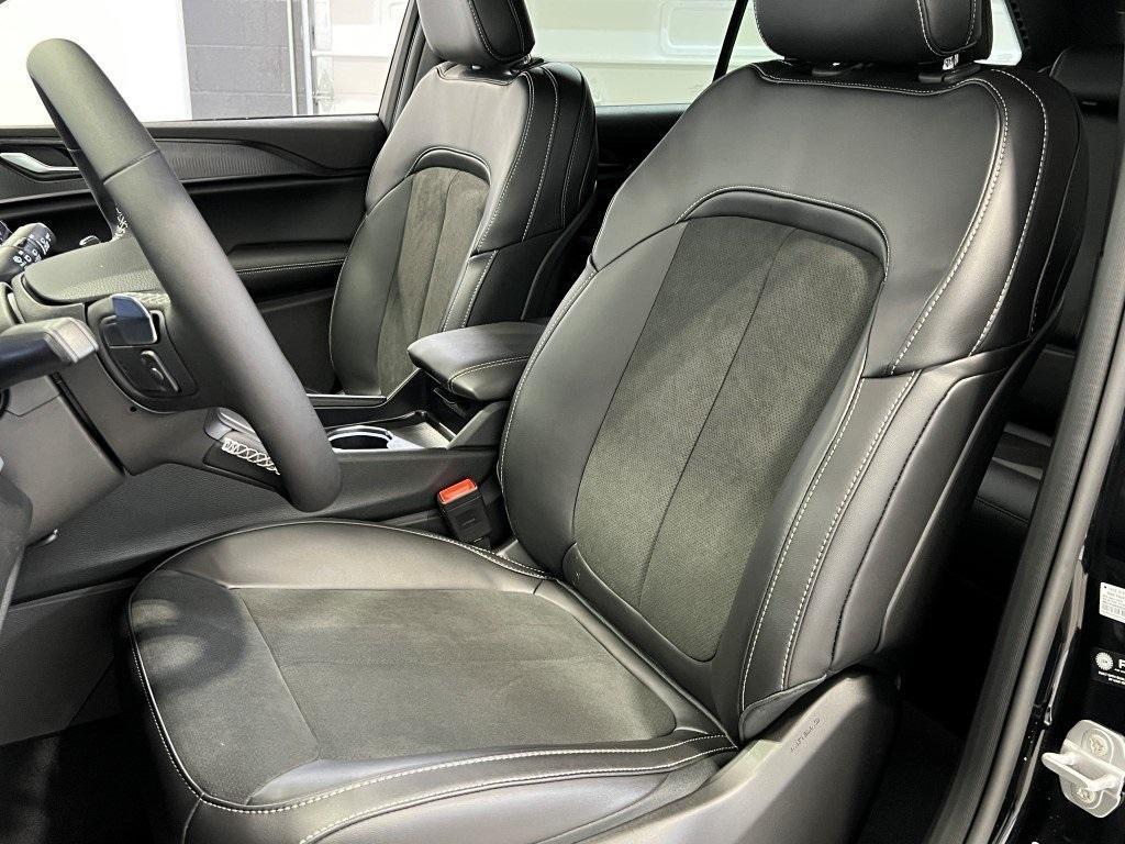 new 2025 Jeep Grand Cherokee car, priced at $41,668