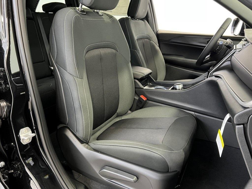 new 2025 Jeep Grand Cherokee car, priced at $38,616