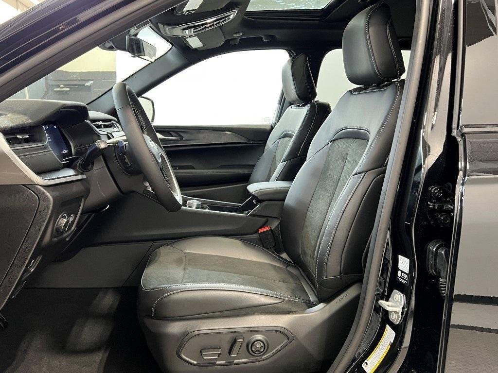 new 2025 Jeep Grand Cherokee car, priced at $40,898