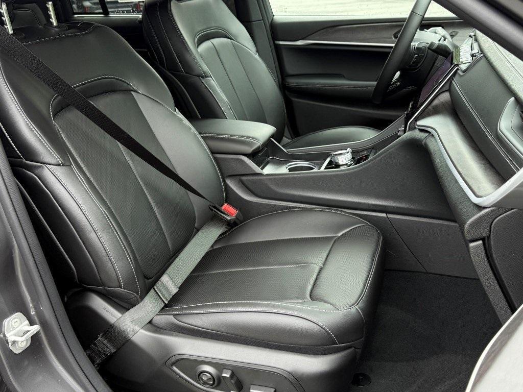 new 2025 Jeep Grand Cherokee car, priced at $50,128