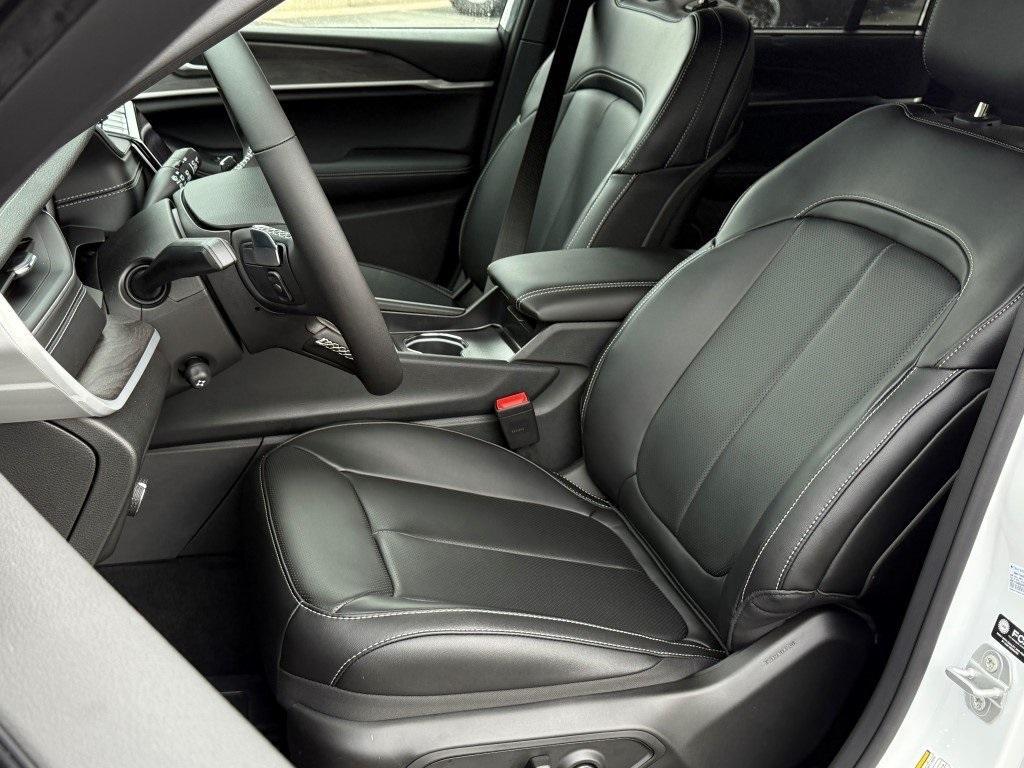 new 2025 Jeep Grand Cherokee car, priced at $45,541