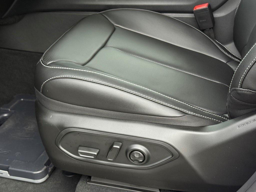 new 2025 Jeep Grand Cherokee car, priced at $45,541